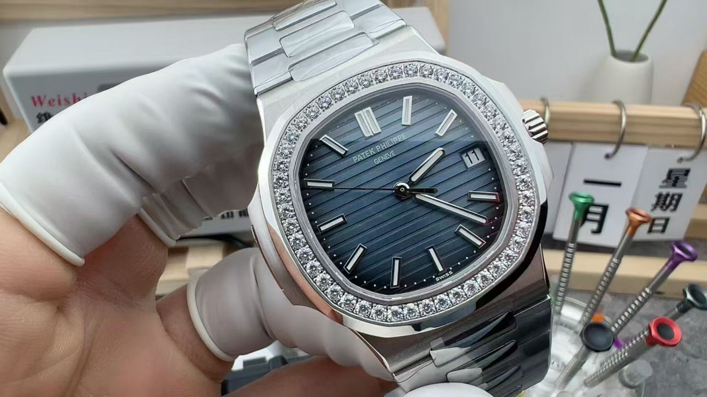 PATEK PHILIPPE 5713/1G-010